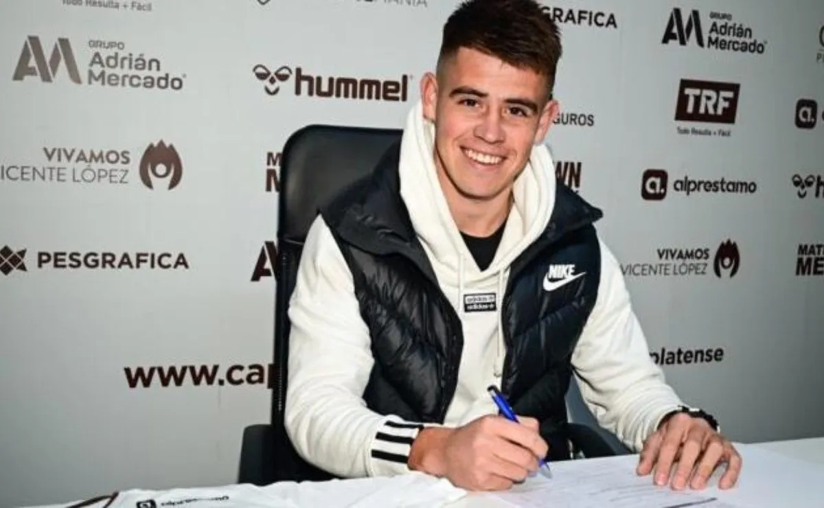 El lateral millonario firmó contrato con su nuevo club por una temporada.
