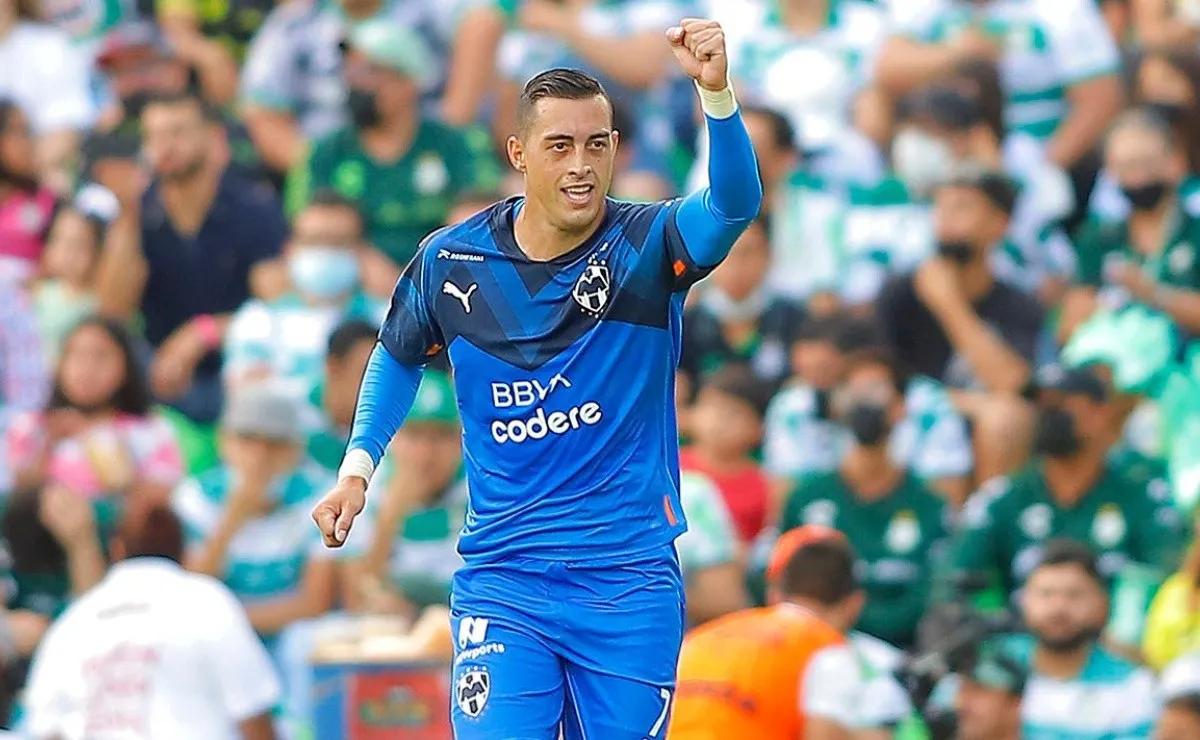 Rogelio Funes Mori anotó dos goles para Rayados en la derrota de su equipo ante Santos Laguna por 4 a 3 en la primera fecha del Apertura mexicano.