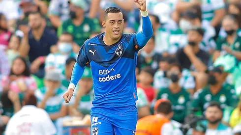 Rogelio Funes Mori anotó dos goles para Rayados en la derrota de su equipo ante Santos Laguna por 4 a 3 en la primera fecha del Apertura mexicano.