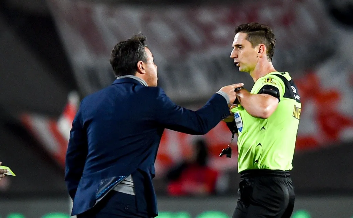 El Muñeco tuvo un fuerte cruce con el árbitro en el partido con Godoy Cruz.