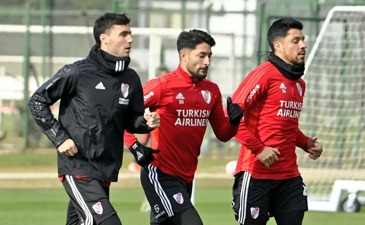 Paradela, Casco y Enzo Pérez hicieron trabajos regenerativos, junto con el resto de los que jugaron desde el arranque ante Vélez.