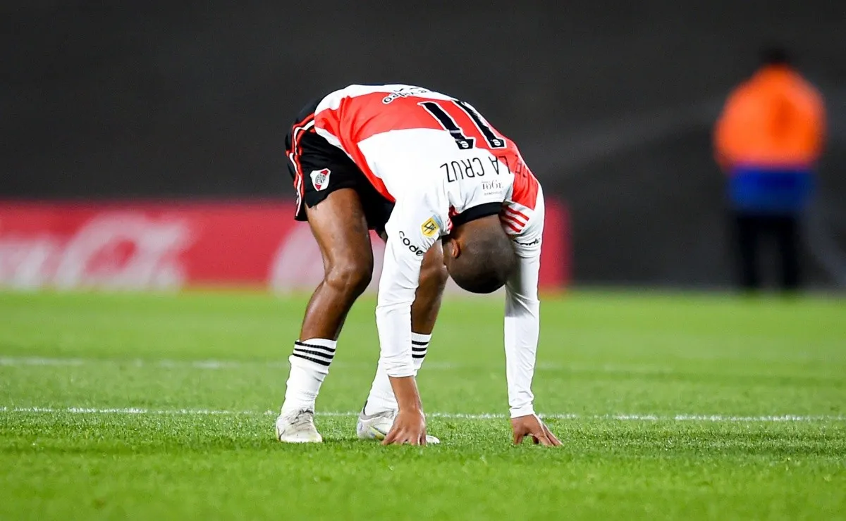 De la Cruz estuvo rengueando durante varios minutos y terminó saliendo de la cancha.