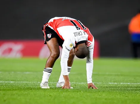 Alarma en River: De la Cruz salió con un fuerte golpe