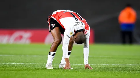 De la Cruz estuvo rengueando durante varios minutos y terminó saliendo de la cancha.