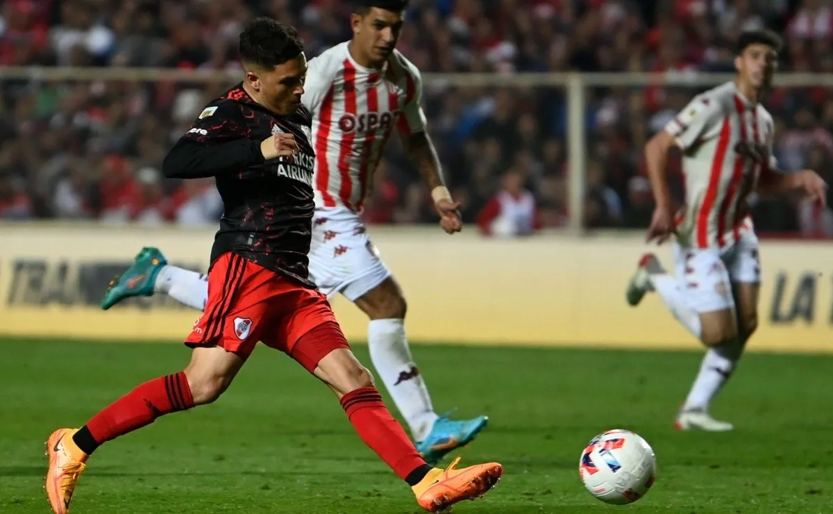 Quintero regresó a las canchas tras dos meses y mostró toda su magia con una asistencia espectacular a Julián Álvarez.