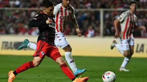 Quintero regresó a las canchas tras dos meses y mostró toda su magia con una asistencia espectacular a Julián Álvarez.