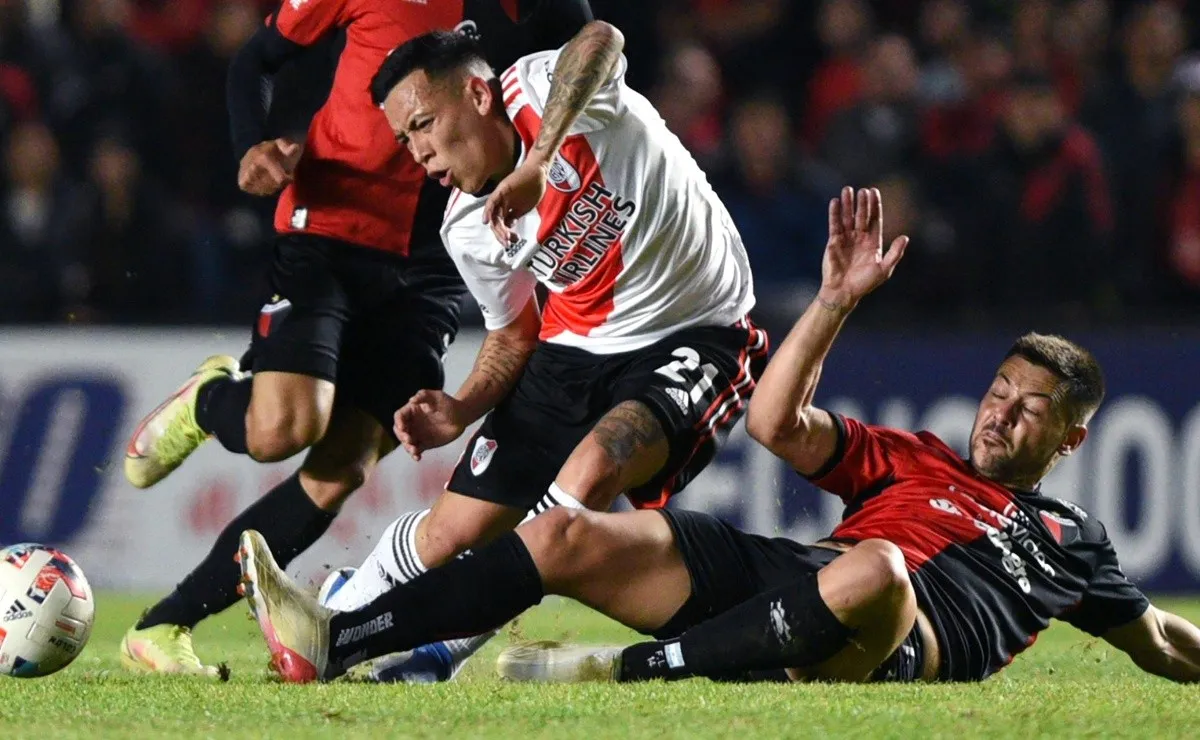 River no jugó bien en Santa Fe y perdió por un gol que fue cobrado a instancias del VAR.