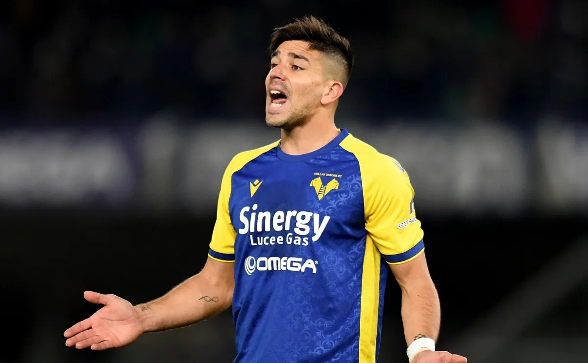 El delantero tuvo un año magnífico con el Hellas Verona y seguirá ligado al club italiano.