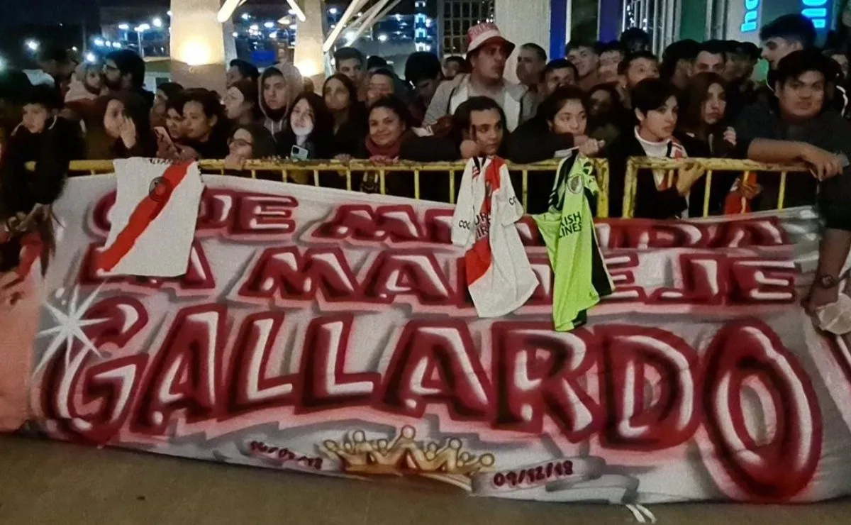 Cientos de simpatizantes le dieron la bienvenida al Millonario.