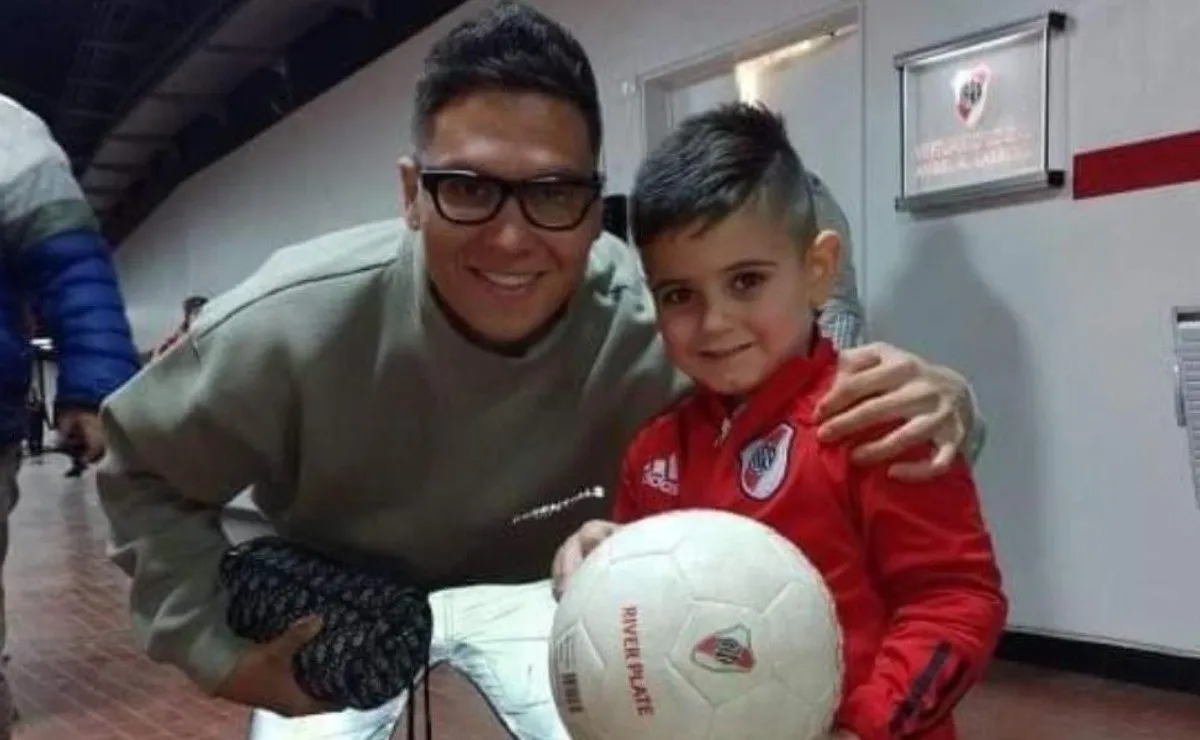 Juanfer y el pequeño Gio se encontraron luego del entrenamiento en el Monumental.