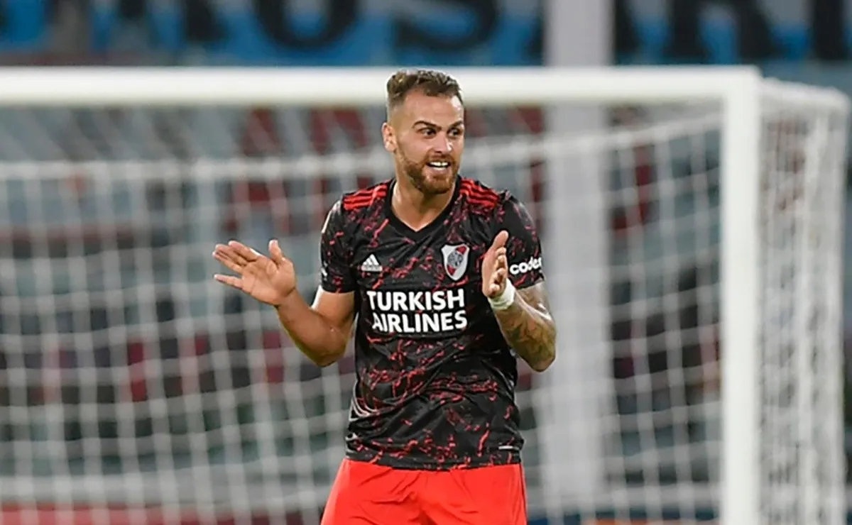 González Pirez fue titular ante Atlético Tucumán por las bajas de Díaz y Martínez.