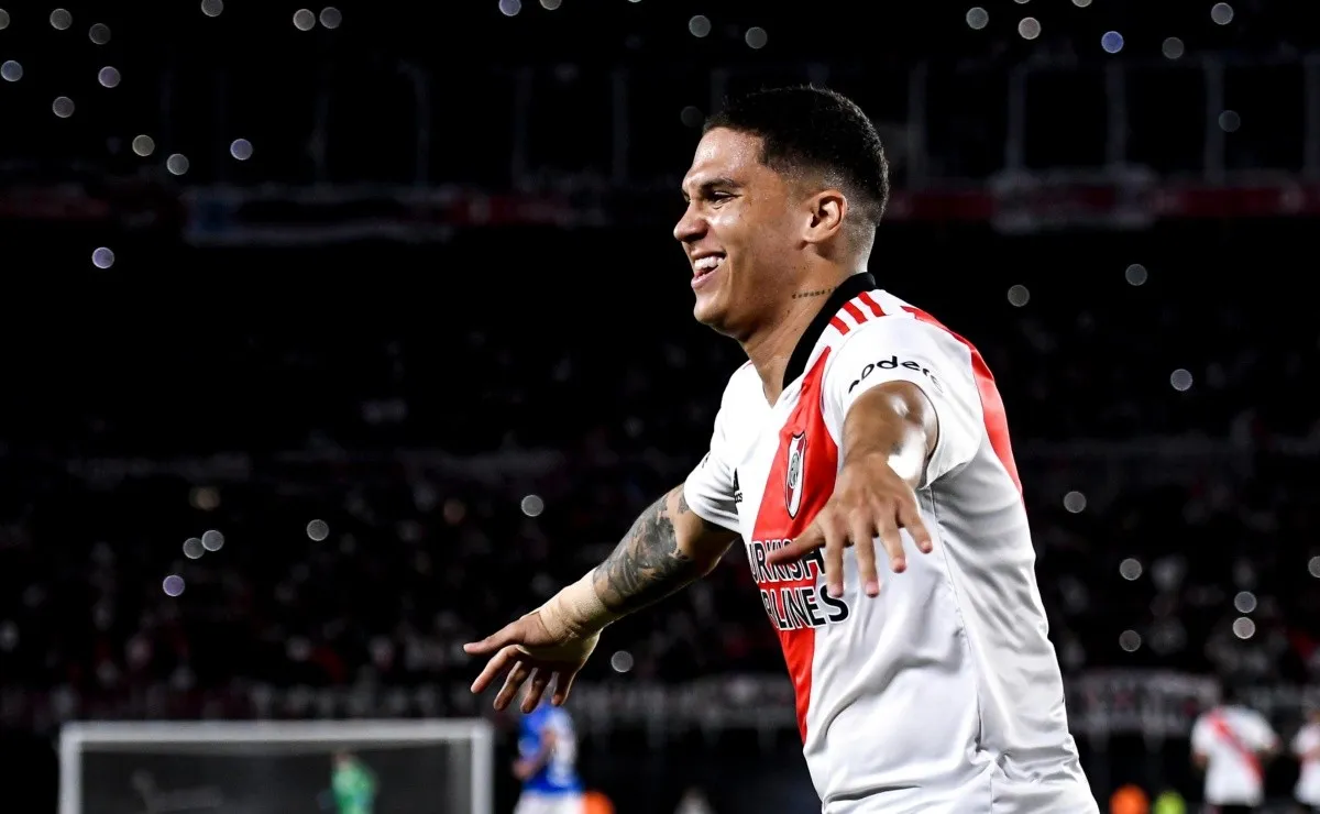Juanfer no solo saca sonrisas con la pelota en los pies...
