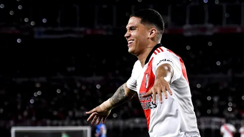 Juanfer no solo saca sonrisas con la pelota en los pies...