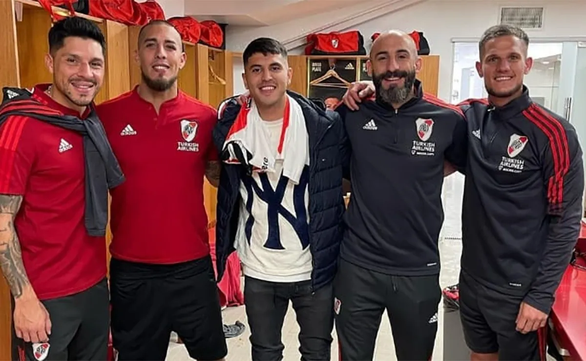 Sonrisas por doquier: Palacios pasó por el vestuario de River y se quedó charlando con sus ex compañeros.
