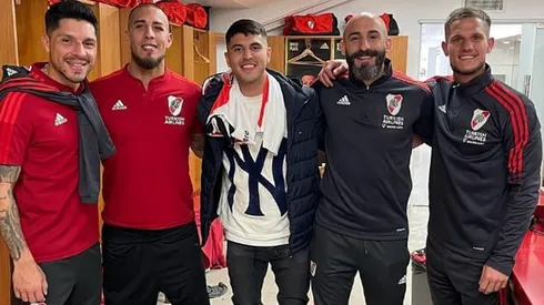 Sonrisas por doquier: Palacios pasó por el vestuario de River y se quedó charlando con sus ex compañeros.