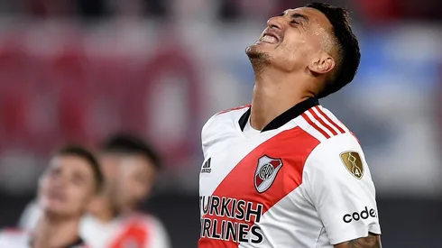 Suárez deberá posponer su regreso unos días más por problemas en la rodilla.