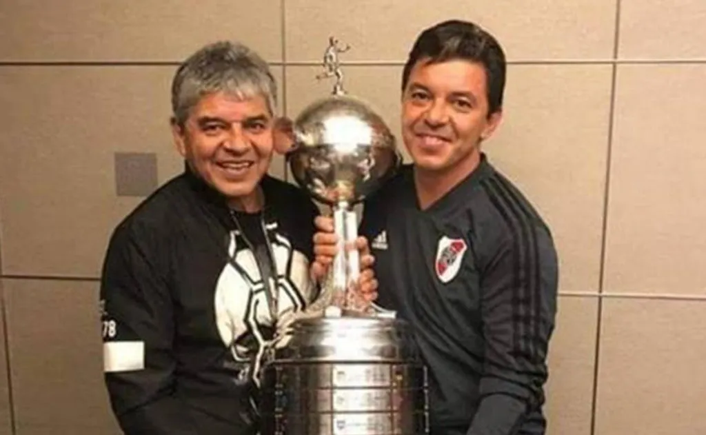 Marcelo Gallardo junto a su papá, Máximo, y la Copa Libertadores tras la final de Madrid.