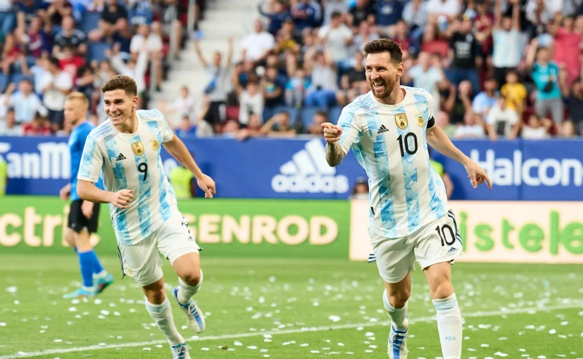 Julián festeja a pura sonrisa el segundo gol de Messi, que hizo cinco y se llevó decididamente todas las miradas.
