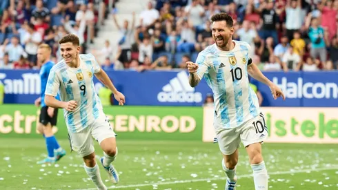 Julián festeja a pura sonrisa el segundo gol de Messi, que hizo cinco y se llevó decididamente todas las miradas.