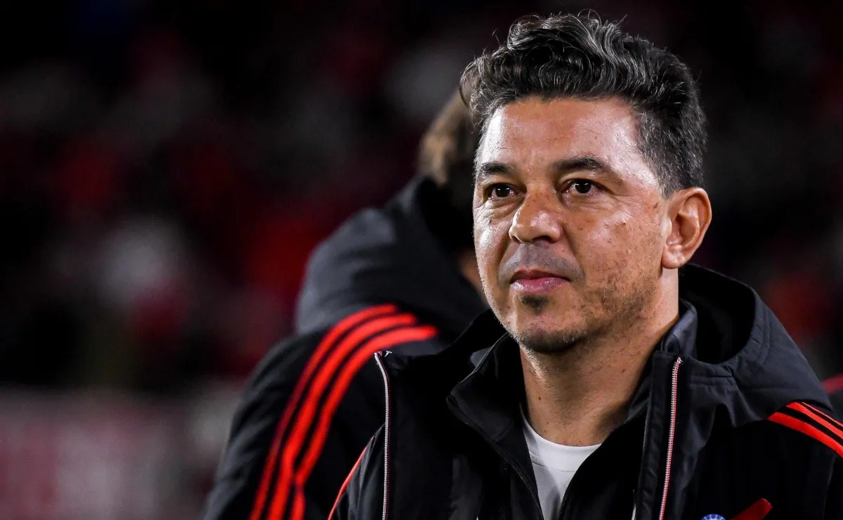 Pensativo: el Muñeco tiene demasiadas bajas importantes para el debut ante Defensa y Justicia.