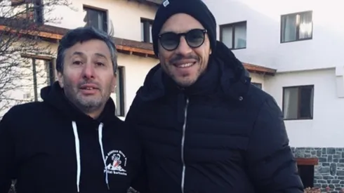 Enzo recibió una plaqueta y regalos por parte de la filial Bariloche