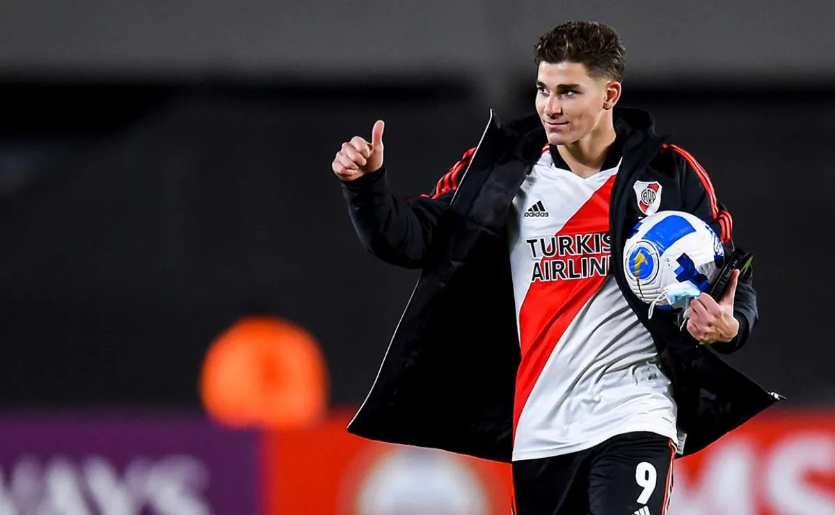 Julián, autor de seis goles, se llevó dos pelotas y se metió en el equipo ideal de la Copa.