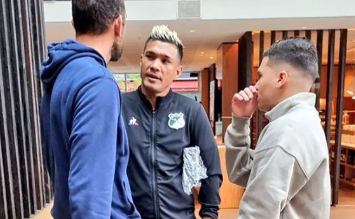 Hernán Barcos, Teo Gutiérrez y Juanfer Quintero, juntos en una charla futbolera.