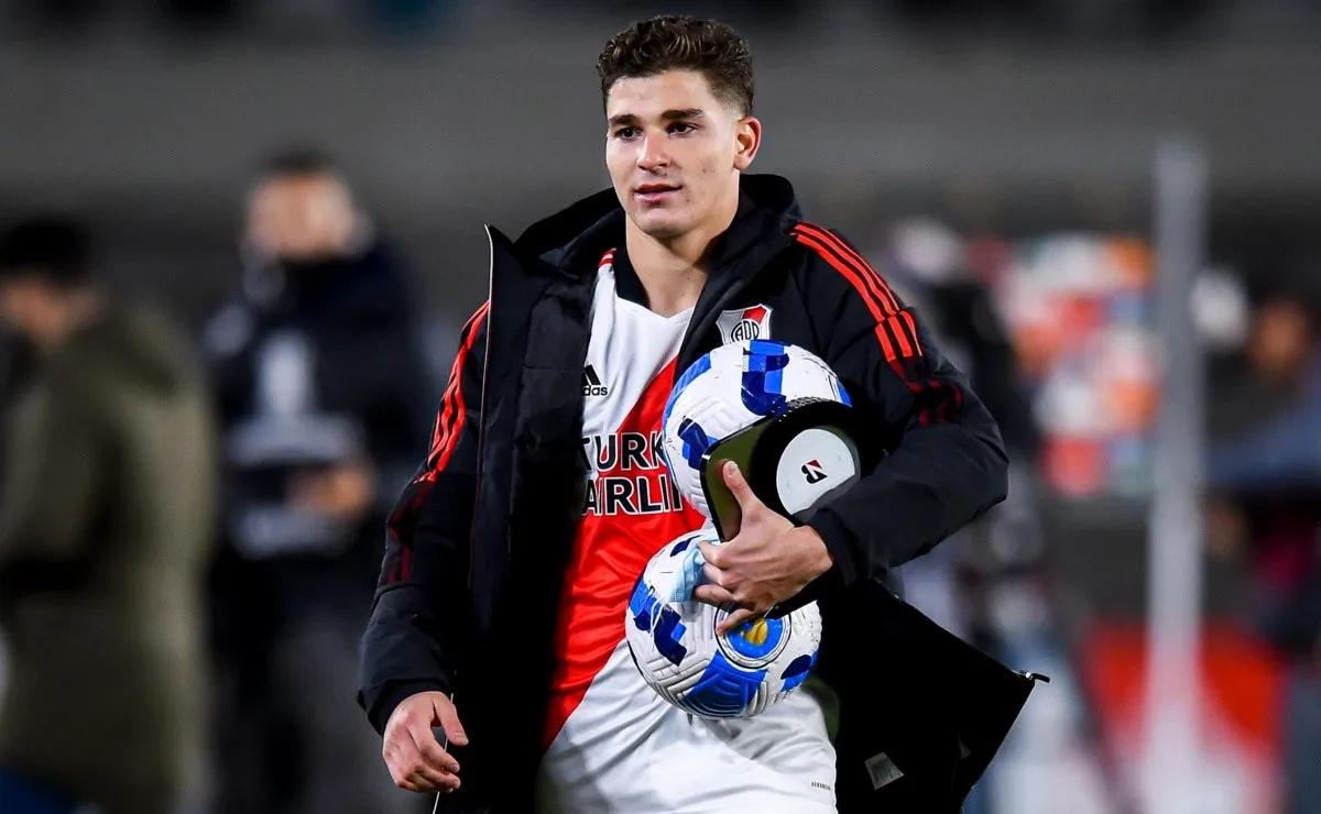 Julián Álvarez hizo historia en River al ser el primer jugador en anotar seis goles en un partido, como premio se llevó dos pelotas a su casa.
