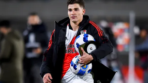 Julián Álvarez hizo historia en River al ser el primer jugador en anotar seis goles en un partido, como premio se llevó dos pelotas a su casa.
