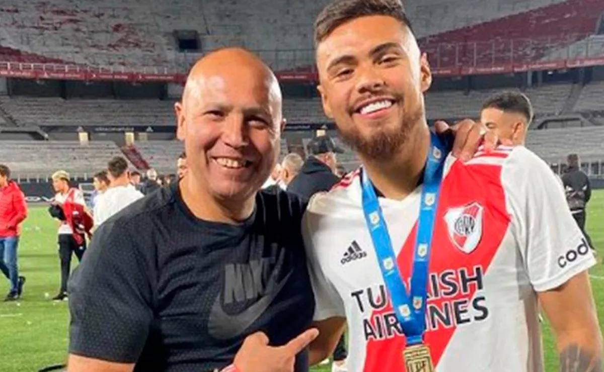Ítalo Díaz junto a Paulo celebrando en pleno Monumental la última Liga Profesional.