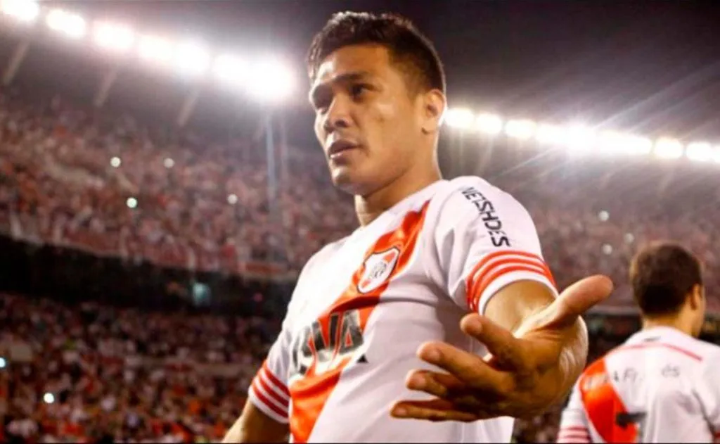 Teo Gutiérrez festejando un gol en River