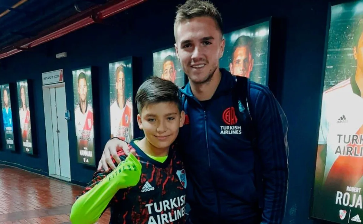 Agustín Palavecino le cumplió el sueño a Joaquín, el nene que la semana pasaba había sufrido bullyng en el colegio, le regaló su camiseta.