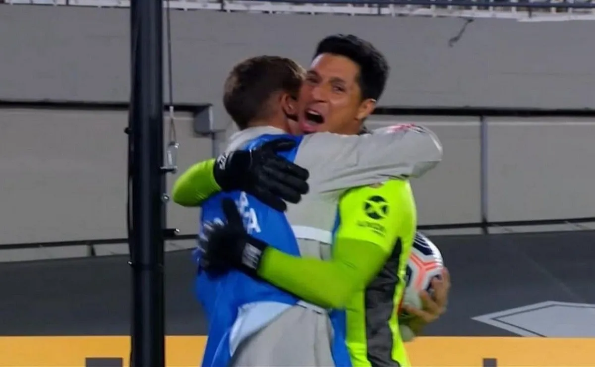 El abrazo inolvidable entre Enzo y Mateo, hace un año atrás.