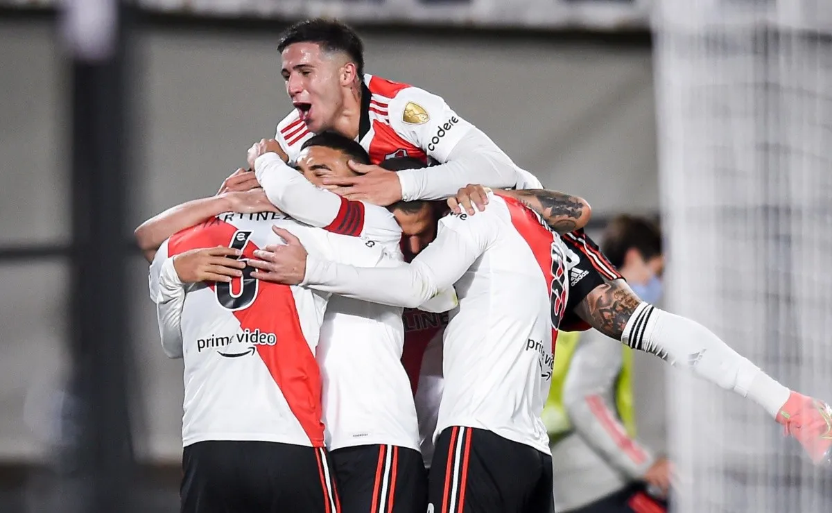 River tuvo una noche redonda ante Colo Colo y goleó 4-0 en el Monumental.