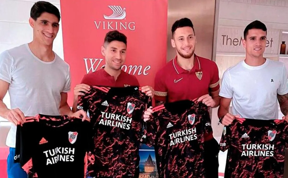 Bono, Montiel, Ocampos y Lamela con el Manto Sagrado.