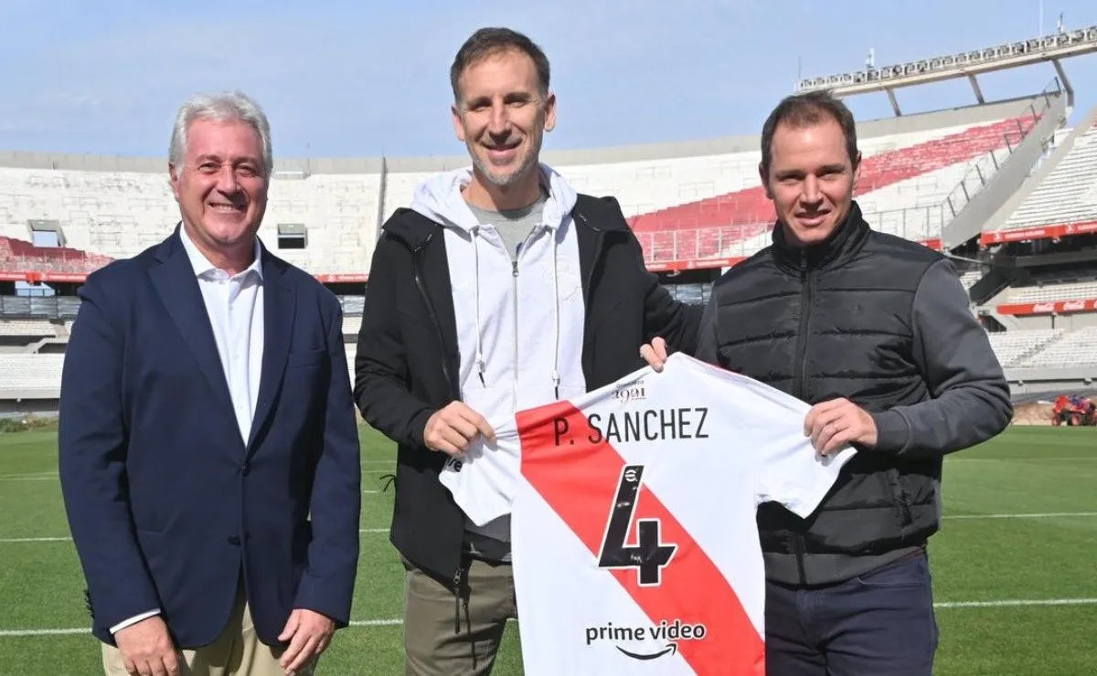 Pepe Sánchez junto a las autoridades del Más Grande en el Monumental