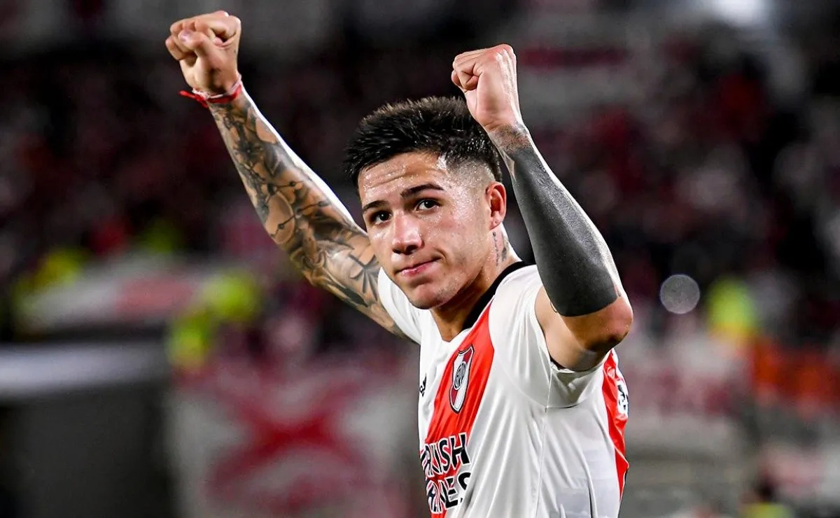 Enzo Fernández es seguido de cerca por el Benfica, el contrato del mediocampista con River termina recién a fines de 2025 y su cláusula de salida es de 20 millones de euros.