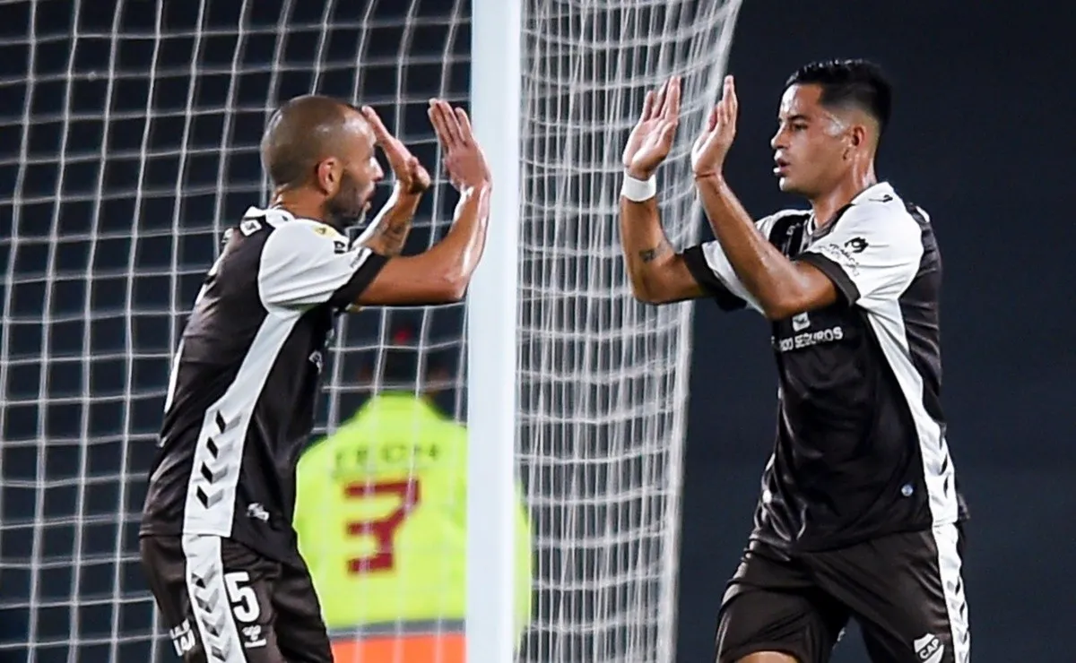 El Calamar igualó el partido tras un grosero error defensivo de River