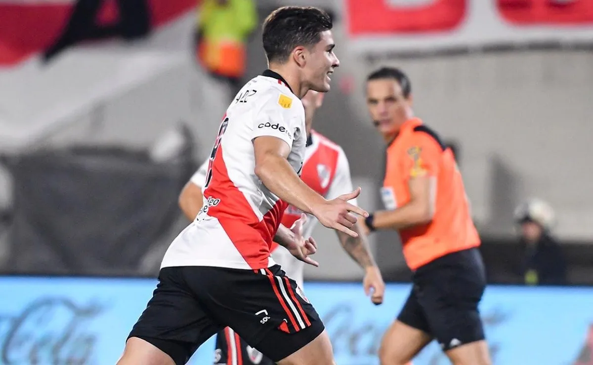 Julián Álvarez, autor del segundo gol de River contra Platense, recibió desde la Sívori Baja un regalo muy especial por parte de un nene.