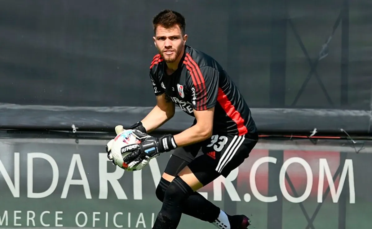 El arquero de 24 años podría tener su debut oficial esta noche ante Platense.