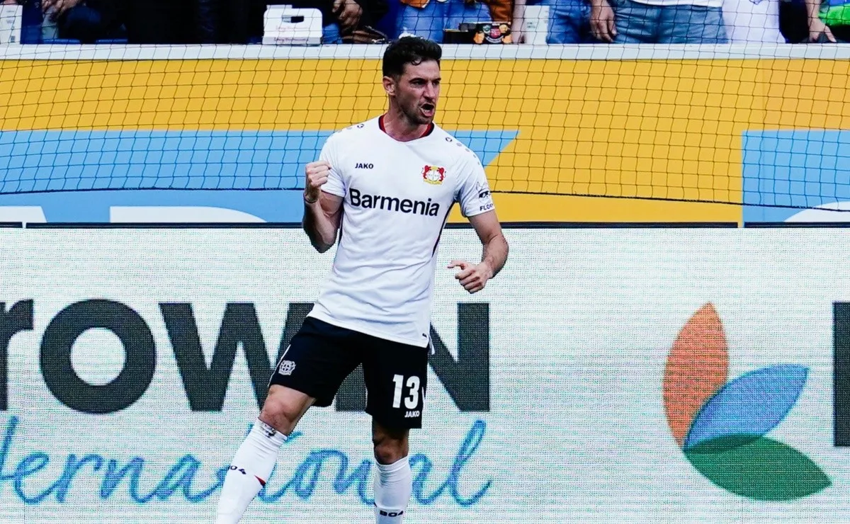 Puño apretado para el Pipa en Alemania: marcó el cuarto gol en el triunfo de su equipo.