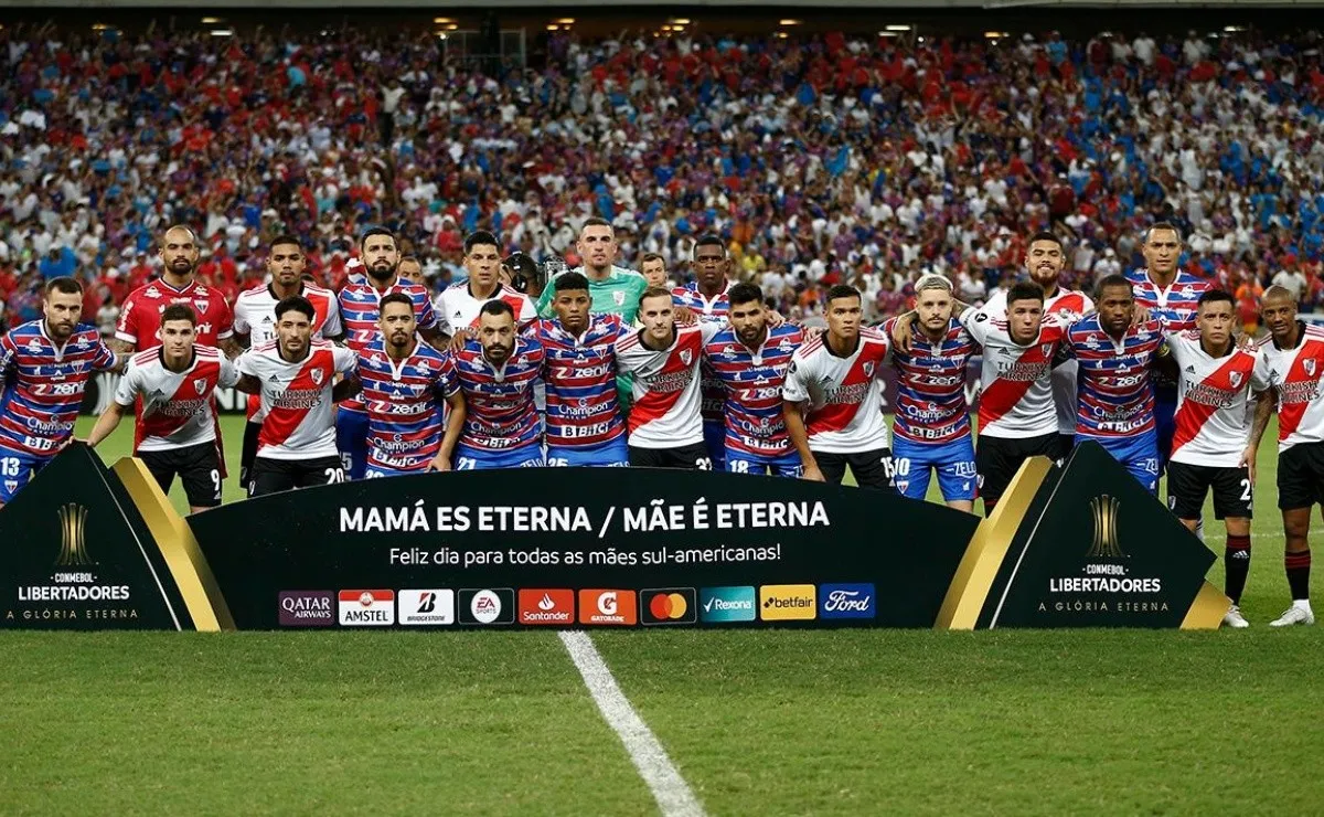 River y Fortaleza posaron juntos en la previa del partido por la cuarta fecha del Grupo F de la Copa Libertadores.