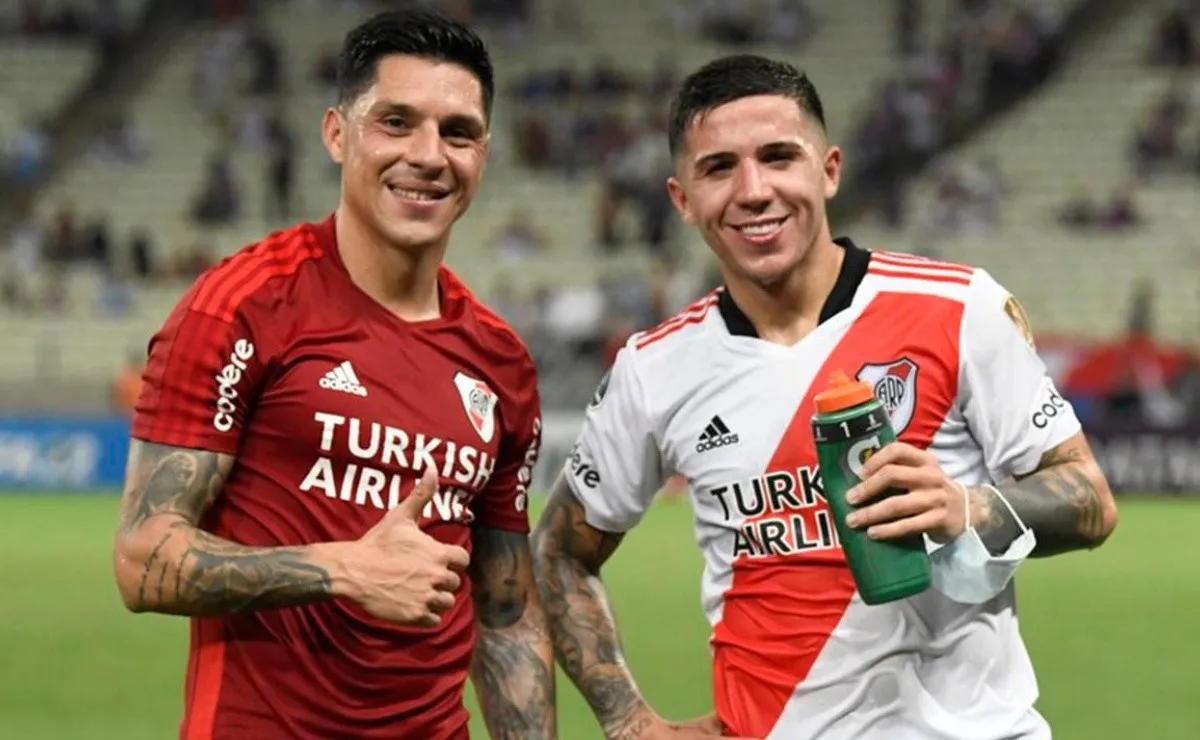 Enzo Pérez junto a Enzo Fernández una vez que terminó el partido.