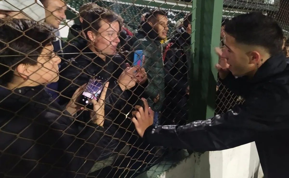 Enzo Fernández compartió un lindo momento junto a los hinchas