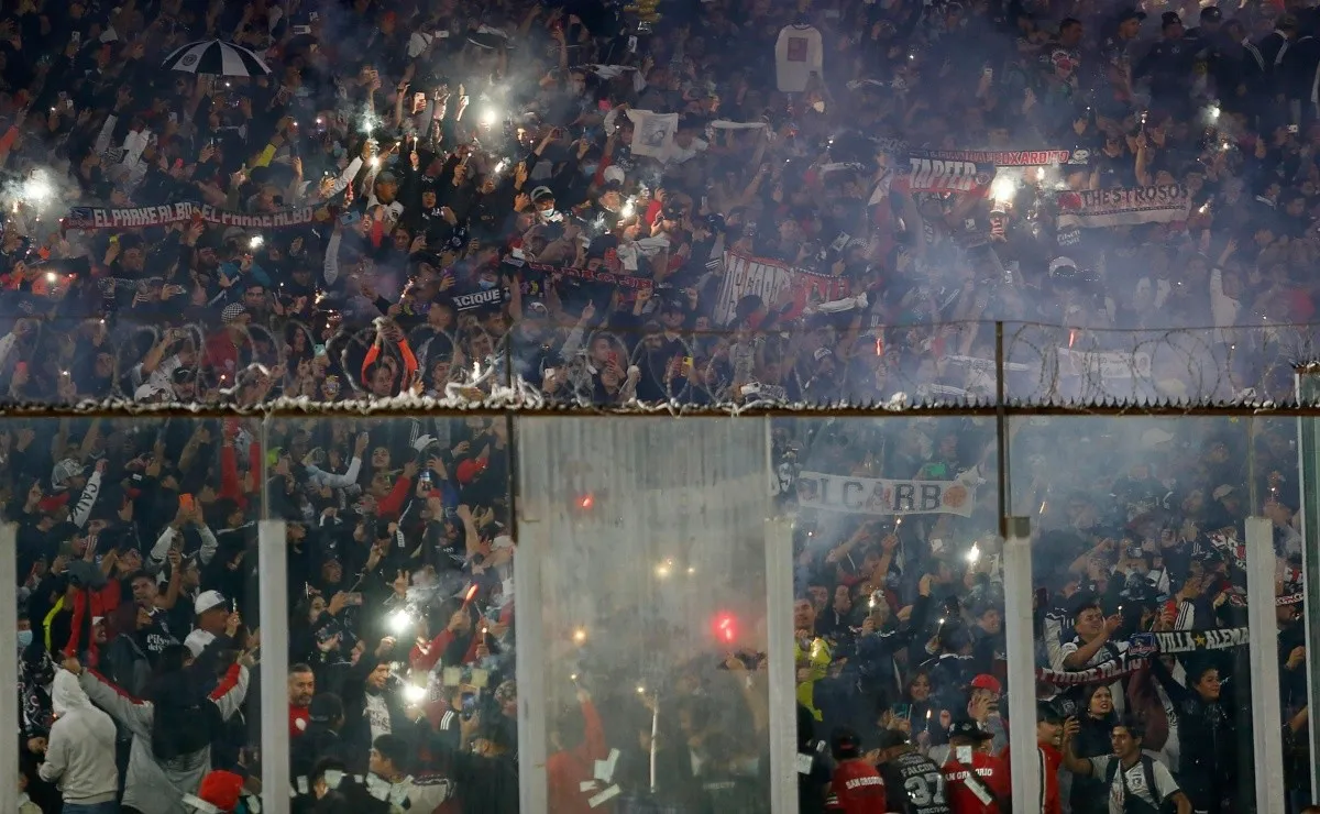 Los hinchas del Millonario estuvieron en riesgo durante el partido en Chile.