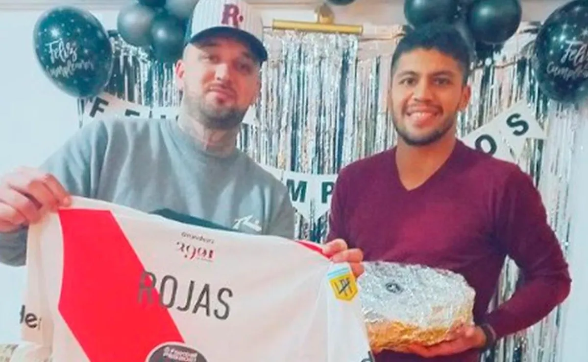 Robert Rojas, quien hace poco más de tres semanas se fracturó la tibia y el peroné ya posó son muletas, un gran avance en su recuperación.