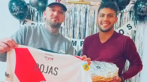 Robert Rojas, quien hace poco más de tres semanas se fracturó la tibia y el peroné ya posó son muletas, un gran avance en su recuperación.