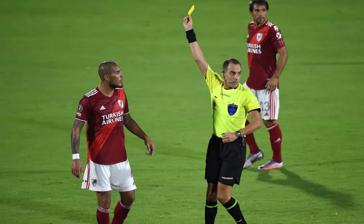 El juez uruguayo guarda algunos antecedentes polémicos dirigiendo a River.