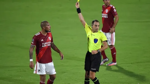 El juez uruguayo guarda algunos antecedentes polémicos dirigiendo a River.