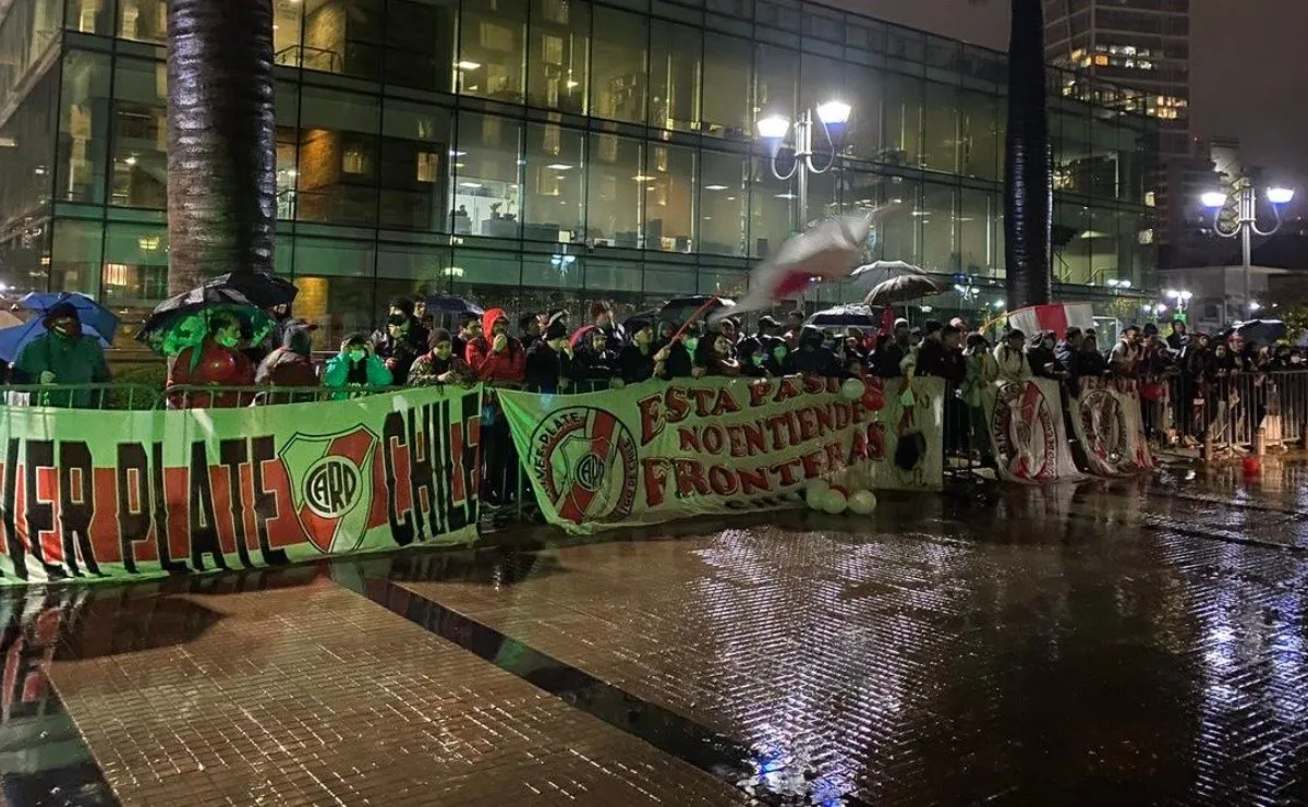 Los hinchas de River en Chile recibieron al Millonario a pesar del mal tiempo